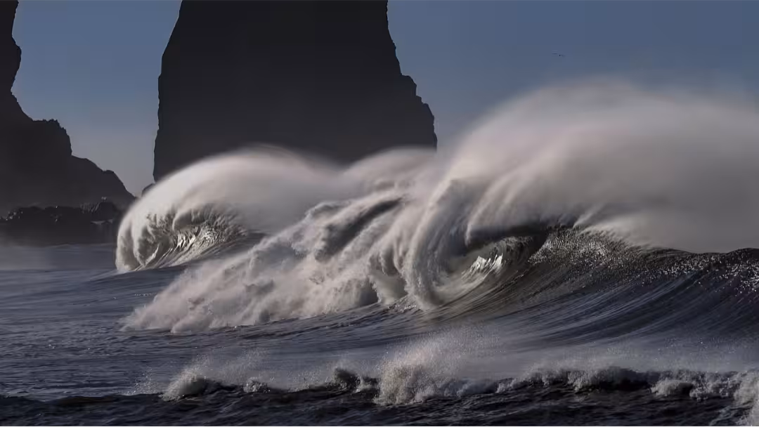 Les vagues atlantiques se brisant sur les rochers